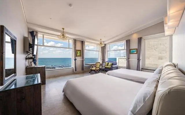 Hotel White House Jeju 3*,